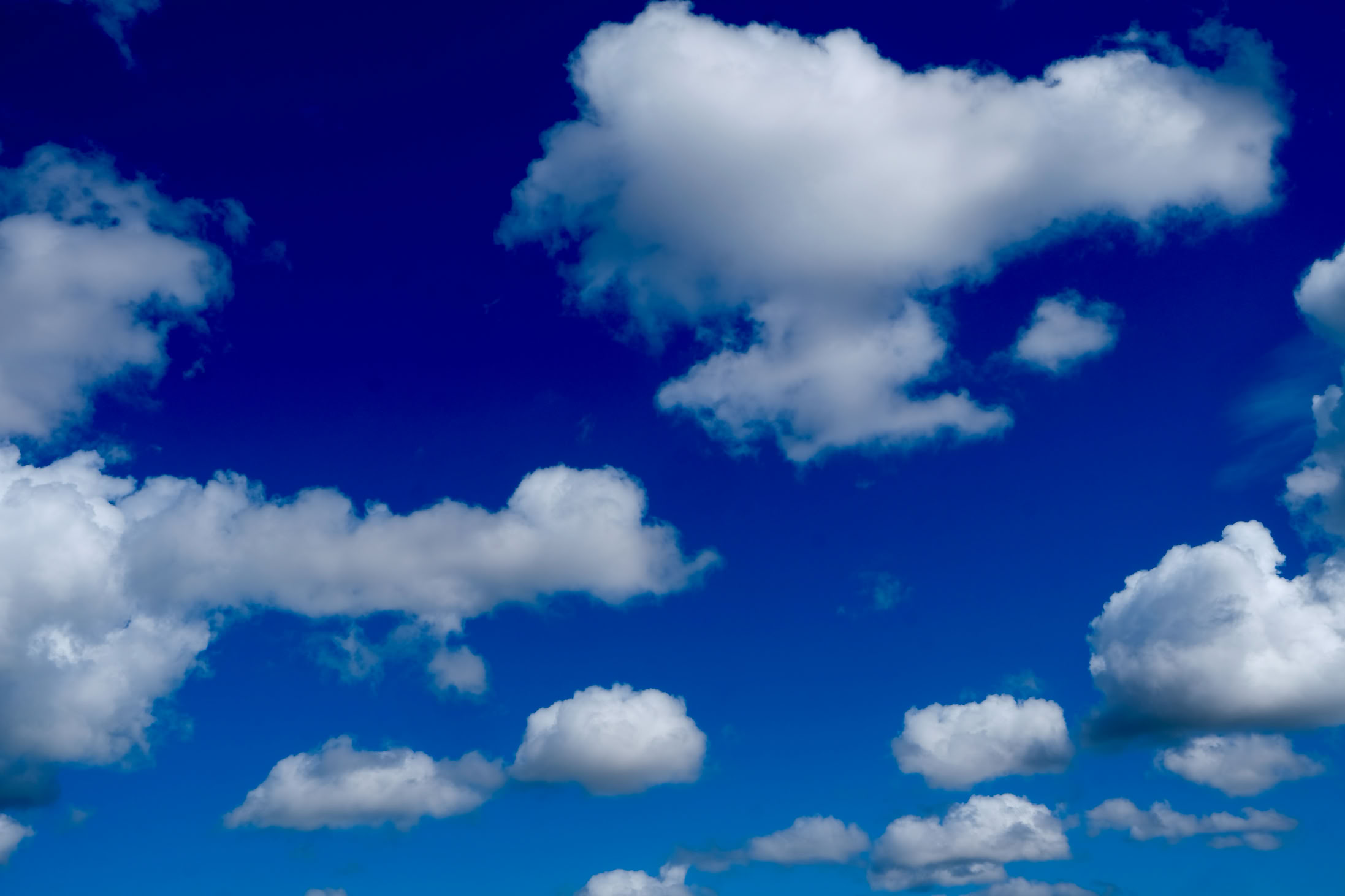 Fränkischer Steinacker auf dem Hetzles und blauer Himmel mit Wolken